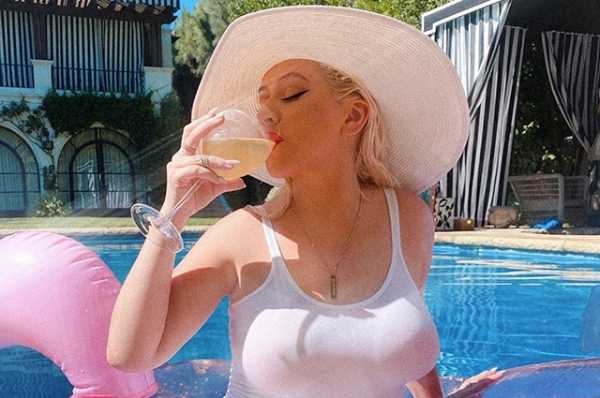 Невыносимая легкость бытия: Кристина Агилера наслаждается летним отдыхом у бассейна