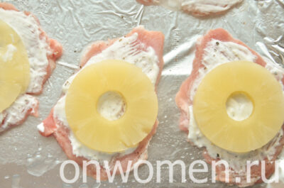 Свиные отбивные с ананасом и сыром в духовке: пошаговый рецепт с фото