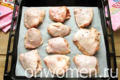 Куриные бедра под сыром в духовке: пошаговый рецепт с фото