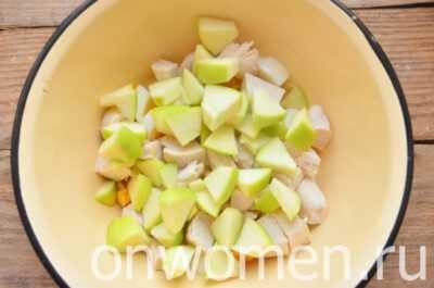 Салат с курицей, яблоком и черносливом: для легкого ужина или перекуса