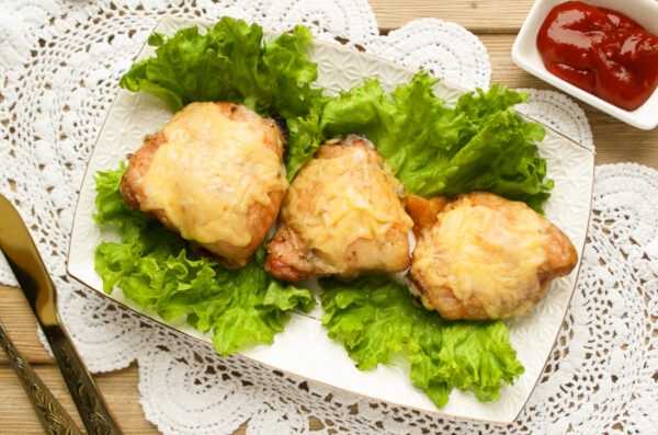 Куриные бедра под сыром в духовке: пошаговый рецепт с фото