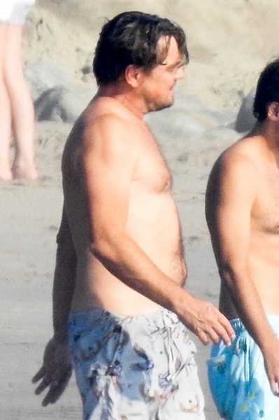 Леонардо ДиКаприо весело провел время с друзьями на пляже в Малибу: фото