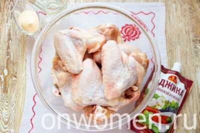 Куриные крылышки с аджикой в духовке: закуска, приготовленная в пряном маринаде
