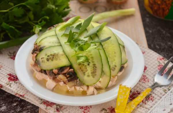 Салат с ананасами, курицей и грибами слоями: оригинальное блюдо-перевертыш