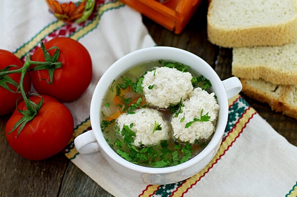 Суп с рисом и клецками на курином бульоне