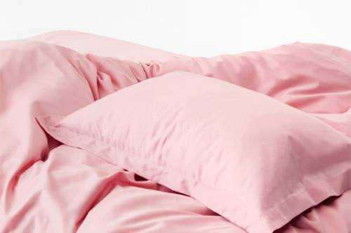 Стрит-арт на одеяле, лоскутное панно и барбикор в спальне: 8 новинок и просто классных вещей — что покупать из домашнего текстиля