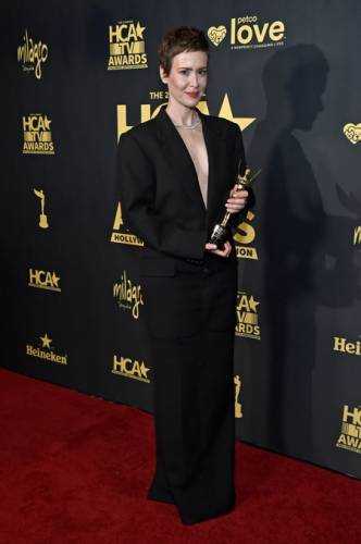Dress Code. В Беверли-Хиллз прошла церемония награждения HCA TV Awards. Среди гостей — Сидни Суини, Мэнди Мур, Сара Полсон