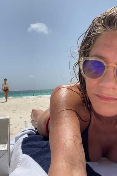 Дженнифер Энистон отдыхает с друзьями на пляже и делится фотографиями в бикини