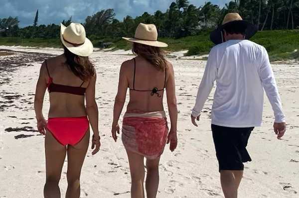 Дженнифер Энистон отдыхает с друзьями на пляже и делится фотографиями в бикини