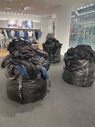 Канье Уэста раскритиковали за продажу одежды в "мусорных мешках". Он ответил на это: "Я новатор"
