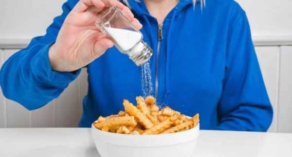 6 признаков, что вы едите много соли