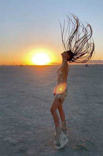 В США прошел первый за два года фестиваль Burning Man. Его посетили Пэрис Хилтон, Хайди Клум, Синди Кроуфорд, Дарья Коновалова