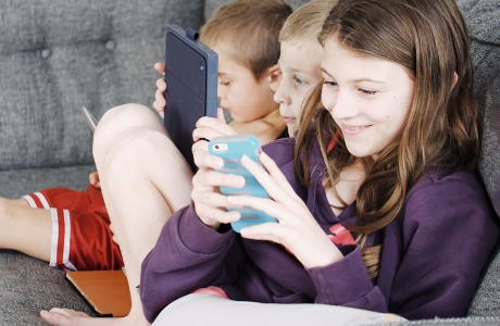 Ребенок сутками сидит в смартфоне — что делать? Три правила от психолога Екатерины Бурмистровой | Правмир