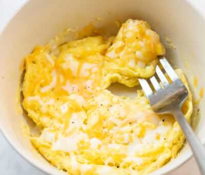 Омлет с сыром в микроволновке: 5 минут и завтрак готов