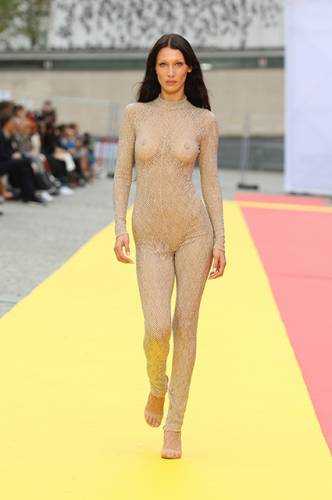 Прозрачный комбинезон и ирокез: новые образы Беллы Хадид на Неделе моды в Париже