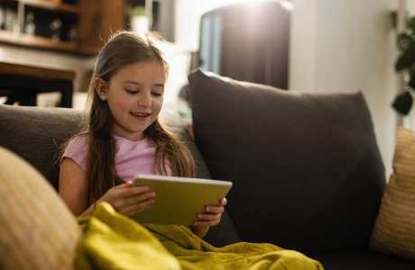 Ребенок играет в игры на планшете. Как контролировать время, которое он проводит с гаджетом? | Правмир