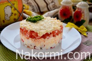 Салат с крабовыми палочками, помидорами, яйцами и сыром слоями